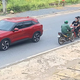 Bám đuôi ô tô để vượt, xe máy đấu đầu xe ngược chiều 