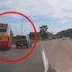 Đang vượt trên QL1A, xe buýt lao xuống ruộng vì cú chuyển hướng của xe con