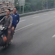 Luồn lách giữa cao tốc, xe máy đâm thẳng vào đuôi xe tải