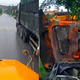 Vượt ẩu trước khúc cua, xe container bung nắp capo sau cú phanh gấp