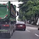 Cú chuyển làn ẩu của xe tải khiến hai ô tô xoay ngang giữa đường