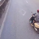 Sang đường không quan sát, người phụ nữ bị xe tải cuốn vào gầm 