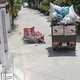Ra khỏi ngõ không quan sát, xe máy lĩnh trọn cú tông của xe tải 