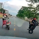 Tạt đầu xe khác để sang đường, xe máy điện chở 3 người ngã nhào