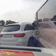 Mercedes cố vượt khe hẹp giữa 2 xe khác, gây tai nạn liên hoàn trên cao tốc