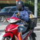 Mải nhìn điện thoại, lái xe ôm công nghệ tông người đi bộ trên vạch sang đường