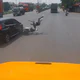 Cắt đầu loạt ô tô, nam thanh niên bị đâm trực diện ngã trước đầu xe container