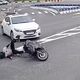 Quay đầu qua vạch xương cá, ô tô húc văng xe máy 
