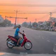 Bẻ lái tránh xe máy cắt ngang giao lộ, ô tô gây tai nạn cho xe phía sau