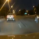 Thót tim khoảnh khắc ô tô đánh lái gấp tránh người đứng giữa cao tốc