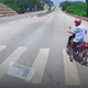 Thót tim khoảnh khắc người đi xe máy chuyển làn bất ngờ, suýt bị ô tô tông trúng