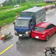 Sang đường bất chấp nguy hiểm, người phụ nữ bị xe tải húc ngã