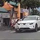 Tạt ngang đầu ô tô, xe máy điện bị hất văng
