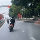 Thanh niên đầu trần phóng nhanh, lạng lách lao thẳng vào xe buýt