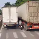 Thót tim cảnh thanh niên đi xe máy cố luồn lách giữa hai xe tải rồi lại vượt phải