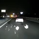 Ô tô vô tư dừng giữa đường chỉ để vứt túi rác