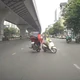 Shipper phóng nhanh gây tai nạn, xe máy lộn nhào giữa đường