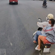 Tạt đầu xe tải, xe máy chở 3 suýt gặp tai nạn
