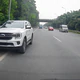 Ô tô vượt làn khẩn cấp, chặn đầu xe khác trên Đại lộ Thăng Long