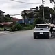 Vượt xe thiếu an toàn, ô tô húc ngã người đi xe đạp rồi bỏ đi