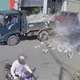 Xe tải phanh gấp, hàng trăm viên gạch đổ tràn xuống đường