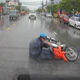 Một giây xao nhãng, người đi xe máy lao vào đuôi ô tô 