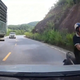 Xe máy vượt ẩu ở khúc cua, suýt đối đầu ô tô