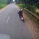 Bị xe máy tạt đầu, ô tô tăng tốc đuổi theo hơn 80 km/h