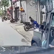 Cửa xe bất ngờ bật mở, ôtô phía sau lãnh cú va chạm