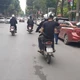 Hà Nội: Nhóm thanh niên phát tờ rơi như xả rác trên phố